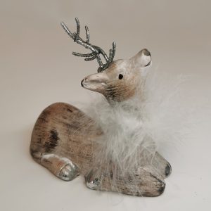 CERF COUCHE EN RESINE BRUN ET PLUME 11 X 10.5 X 5 CM