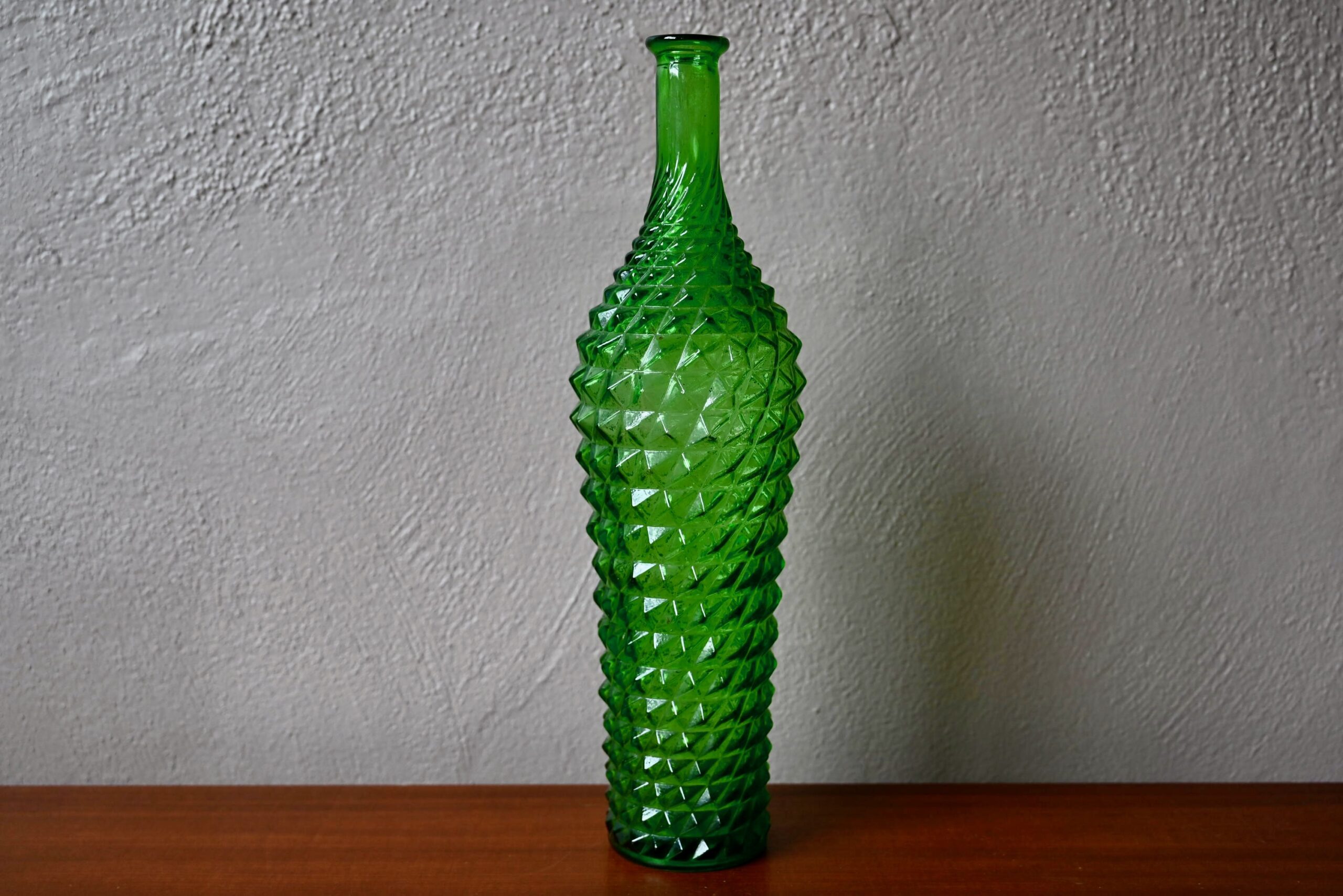 Bouteille verte à picots en verre d’Empoli
